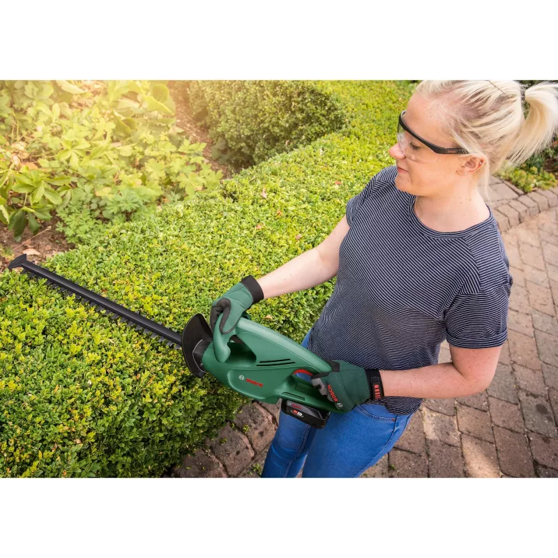 Elektrische Heckenschere Bosch EasyHedgeCut 18-45 — 45 cm Doppelklinge, 18 V Akku, 2.3 kg