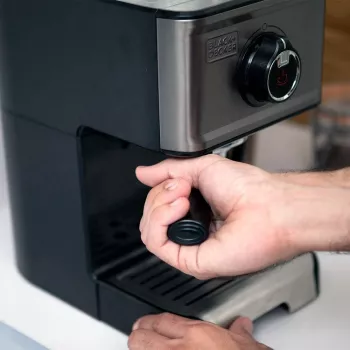 Espressomaschine Black & Decker BXCO1200E — 1200 W, 15 bar, 1,2 L Wassertank, 2 Tassen, integrierter Milchaufschäumer, für die Arbeitsplatte, silber
