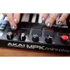 Akai MPK Mini Play MK3 MIDI-Controller-Keyboard mit Pad-Controller, USB, Schwarz/Rot
