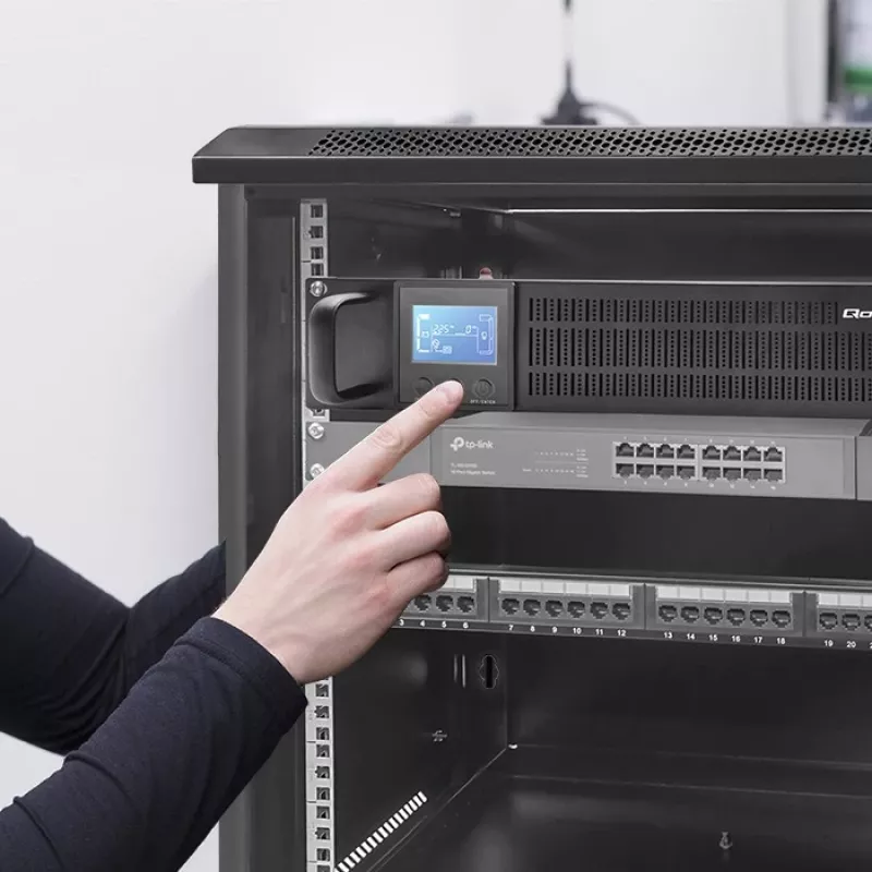 Qoltec 53945 Rack-USV, 1 kVA, 800 W, LCD