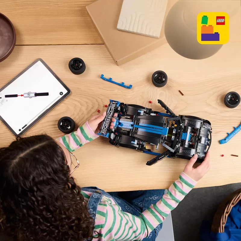 LEGO Technic 42176 Porsche GT4 e-Performance Rennwagen