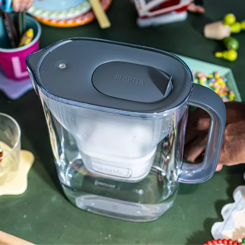 BRITA Style Essential Wasserfilter-Kanne 2,4 l mit 1 MAXTRA Pro Kartusche, Graphit