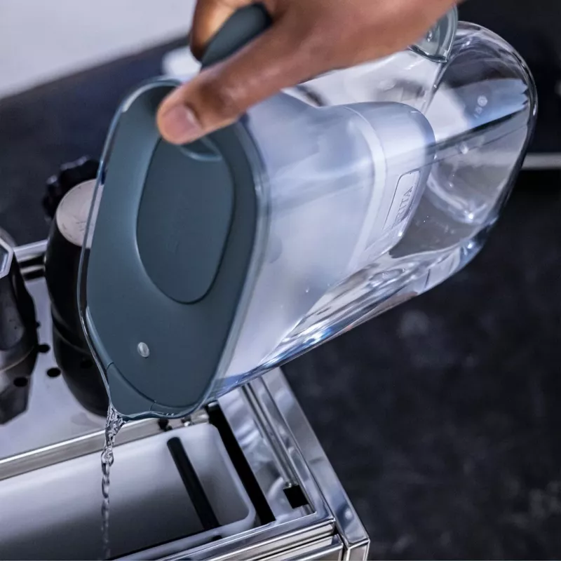 BRITA Style Essential Wasserfilter-Kanne 2,4 l mit 1 MAXTRA Pro Kartusche, Graphit