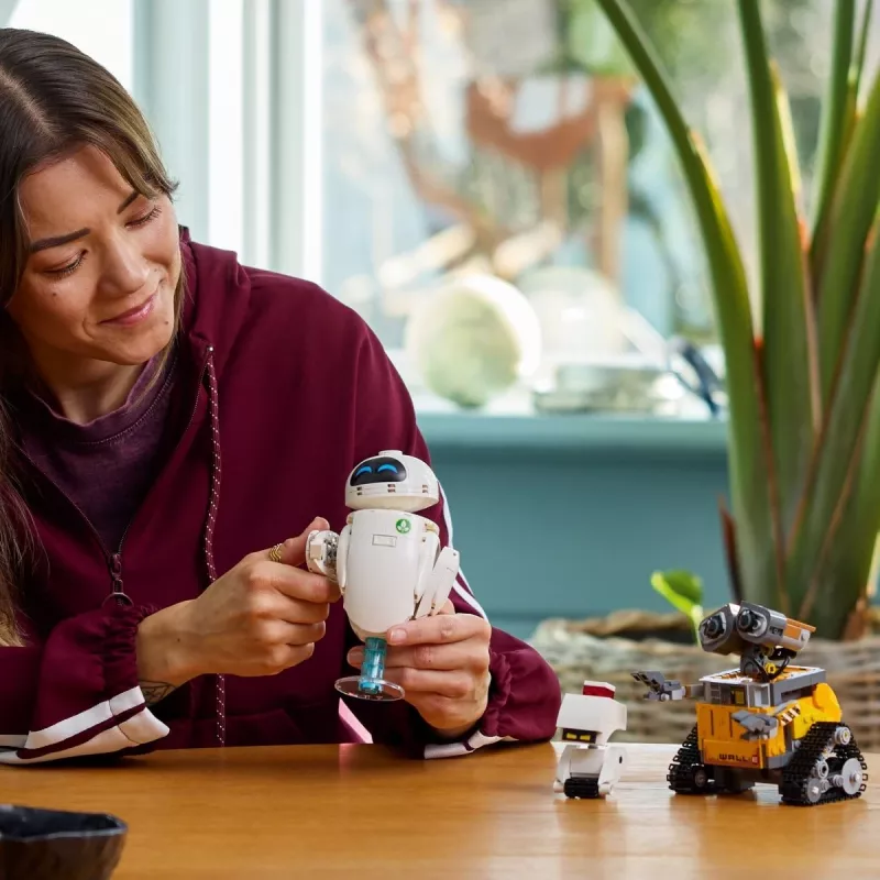 LEGO Disney Pixar 43279 WALL-E und EVE Bauset, 811 Teile, ab 18 Jahren