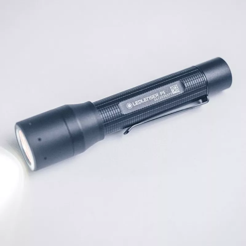 Ledlenser P5 LED-Taschenlampe mit Clip, Schwarz