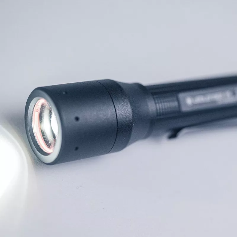 Ledlenser P5 LED-Taschenlampe mit Clip, Schwarz