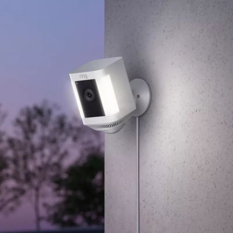 Ring Spotlight Cam Plus Plug-In Netzwerk-Überwachungskamera für den Außenbereich