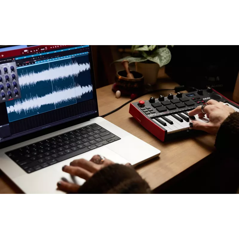 Akai MPK Mini Play MK3 MIDI-Controller-Keyboard mit Pad-Controller, USB, Schwarz/Rot