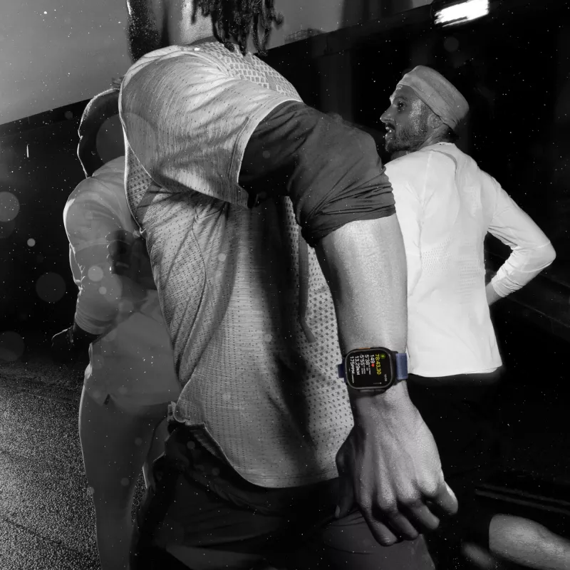 APPLE Watch Ultra 2 GPS + Cellular 49 mm Gehäuse aus schwarzem Titan mit schwarzem Trail Loop – M/L