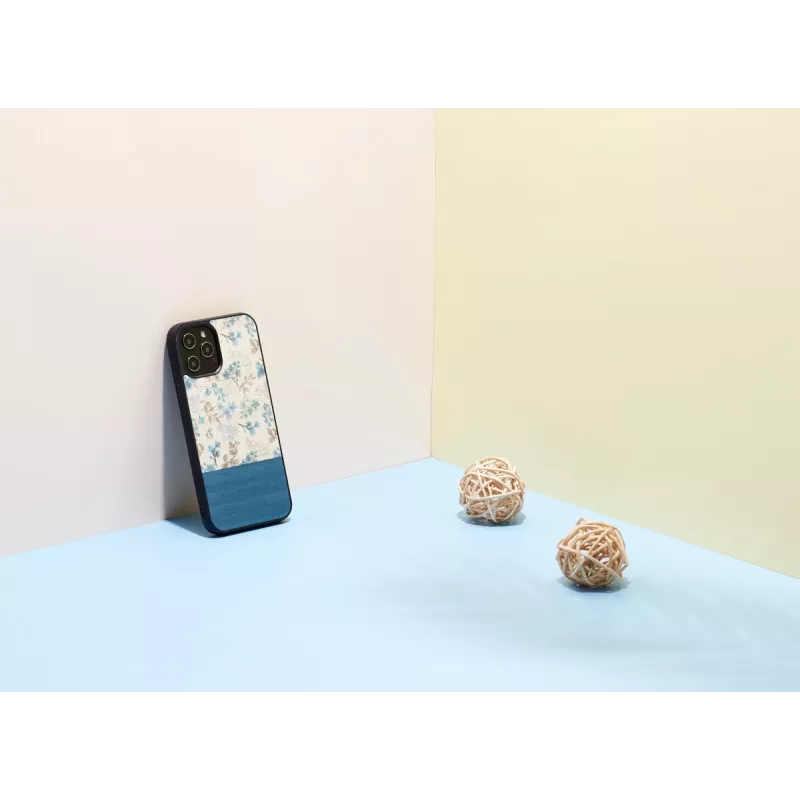 Handyhülle man and wood für iPhone 12 Pro Max — blaue Blume auf Schwarz