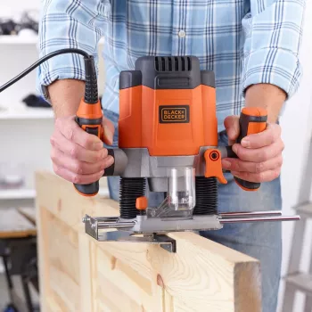 Router/Trimmer Black & Decker KW1200EKA-QS — kompakte Oberfräse mit einstellbaren Tiefeneinstellungen, ergonomisches Design