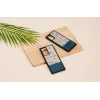Handyhülle Man and Wood Galaxy Note 20 — blaue Blume auf Schwarz