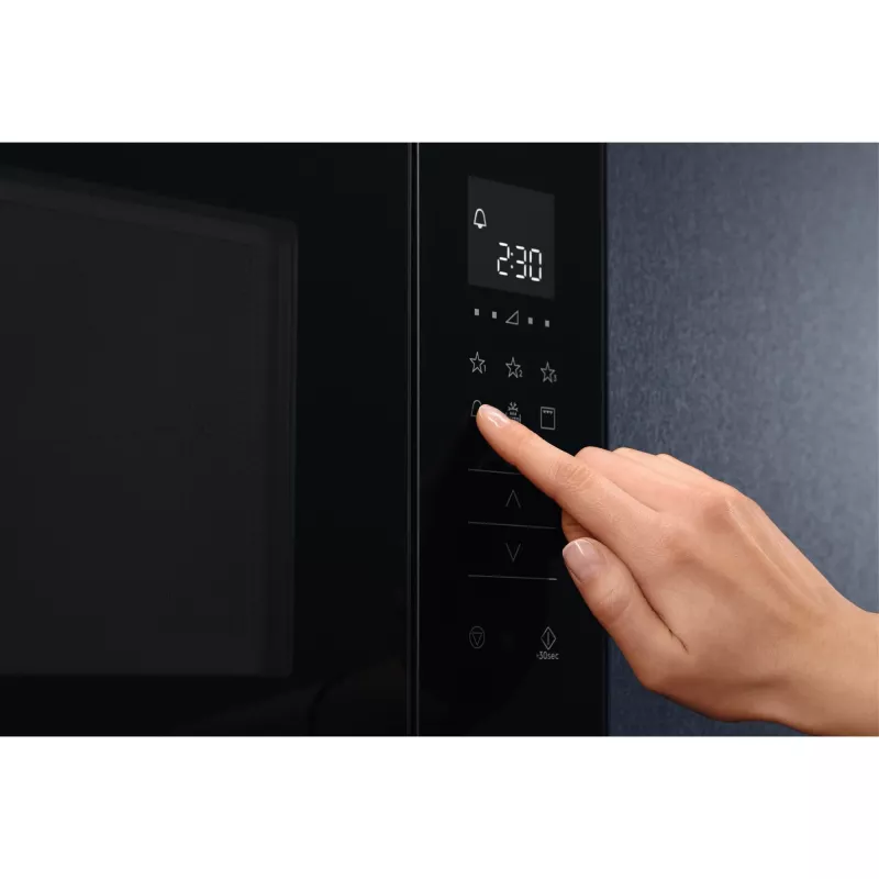 Electrolux LMS2203EMX Einbau-Solo-Mikrowelle, 20 l, 700 W, schwarz/Edelstahl (59,5×34,7×38,8 cm)