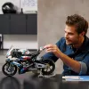 LEGO Technic Motorradmodell BMW M1000RR 42130 mit detailliertem Motor und funktionierender Federung