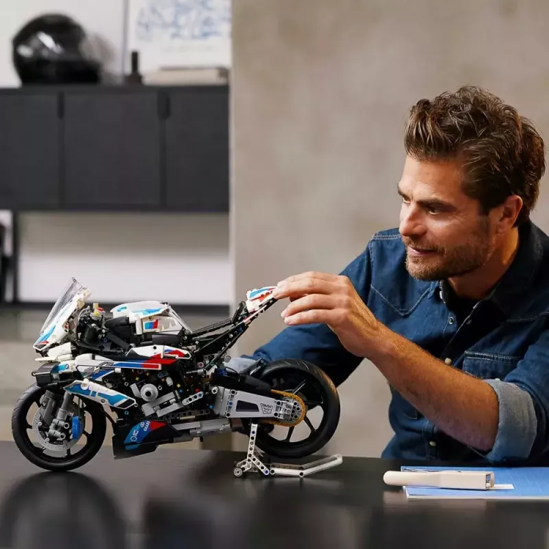 LEGO Technic Motorradmodell BMW M1000RR 42130 mit detailliertem Motor und funktionierender Federung