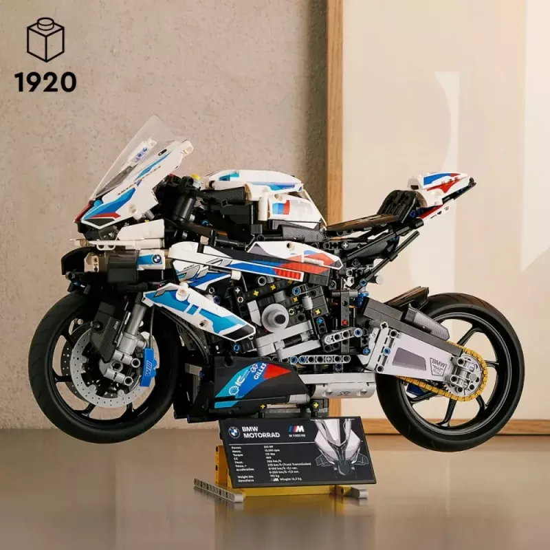 LEGO Technic Motorradmodell BMW M1000RR 42130 mit detailliertem Motor und funktionierender Federung