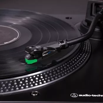 Audio-Technica AT-LP120XUSB Plattenspieler mit Direktantrieb (analog & USB), Silber