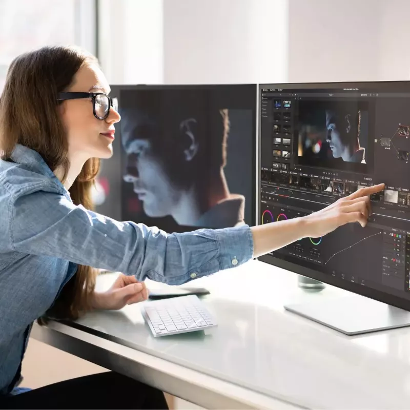 ALOGIC Clarity Max Touch 32C4KPDWT Touchscreen-Monitor, 32 Zoll, 3840x2160 4K UHD, 65 W Power Delivery, 8-MP-Webcam, USB-Hub, schwarz/silber