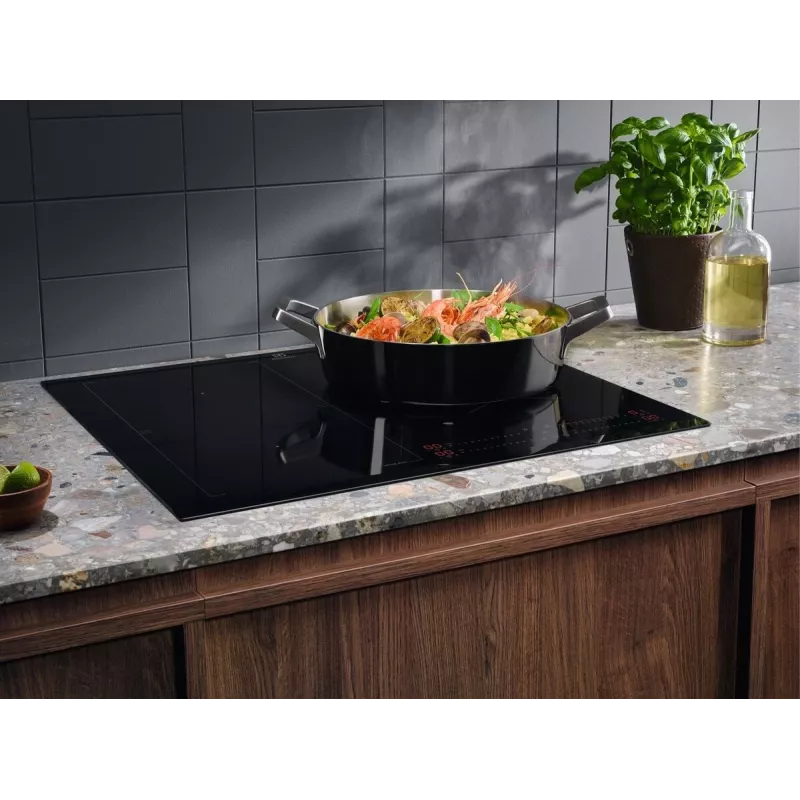 Electrolux Serie 700 EIS62453 Schwarz Built-in 60 cm Zone induction hob 4 zone(s)