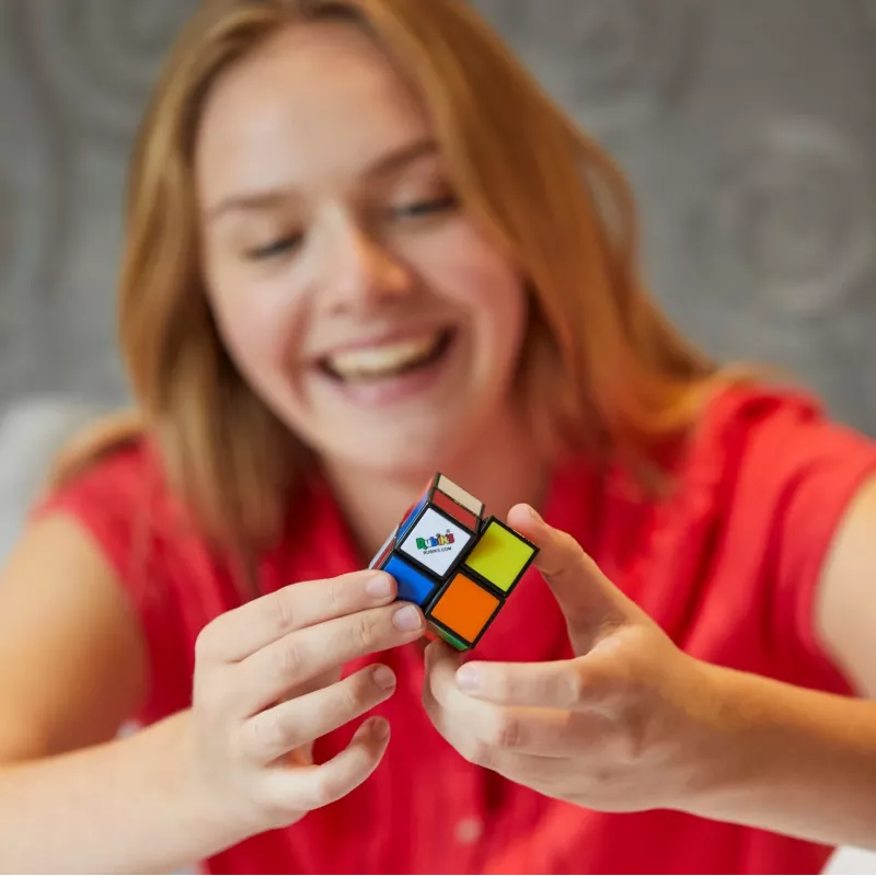 Rubik’s Mini 2x2, 2x2 klassisches Farbabstimmungs-Puzzle, Taschenformat, kniffliges Spielzeug, Verpackung kann variieren