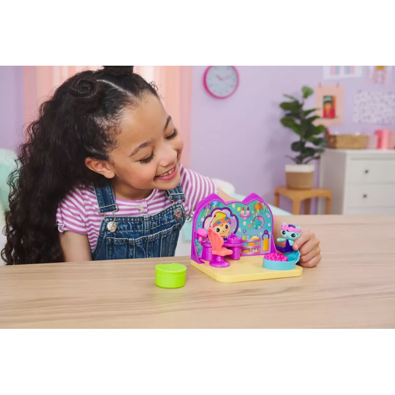 Deluxe Room Playset Spin Master Gabby's Dollhouse – Wellness Room mit Erdmännchen-Spielfigur