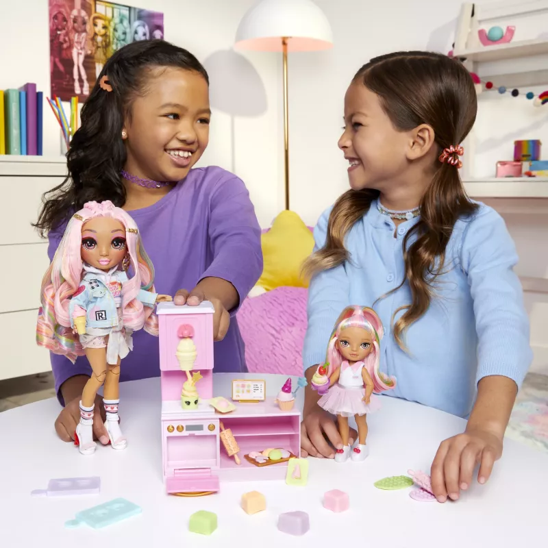 Rainbow High Little Dessert Shop with Kandy 522058-EUC Spielset mit Spielfigur, ab 6 Jahren