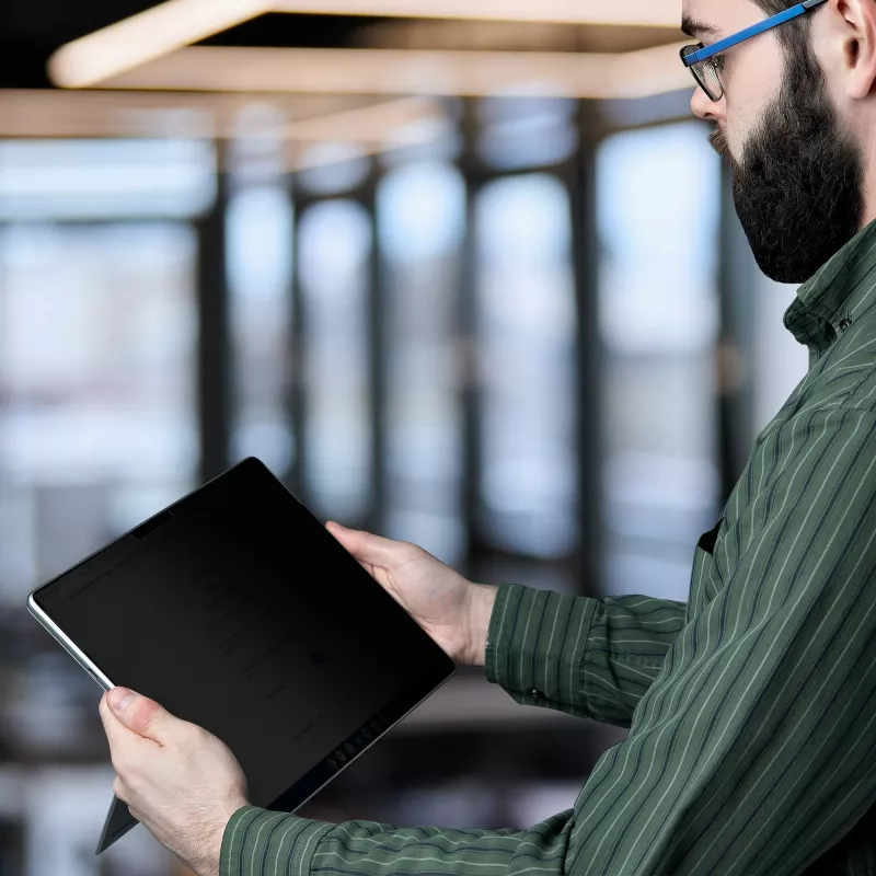 StarTech.com 4-Wege-Blickschutzfilter für 13-Zoll Surface Pro 8/9/X Laptop, Hoch-/Querformat, Touch-fähig, +/- 30° Blickwinkel, blockiert bis zu 51% Blaulicht, blendfrei