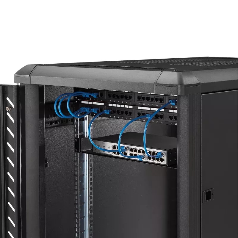 StarTech.com CABSHELF1U 1HE Server-Rack-Fachboden, fester Tragarm-Fachboden für 19-Zoll-Rack/Schrank, 17,7 cm (7 Zoll) tief, 15 kg (33 lb) Tragkraft, mit Käfigmuttern und Schrauben, Schwarz