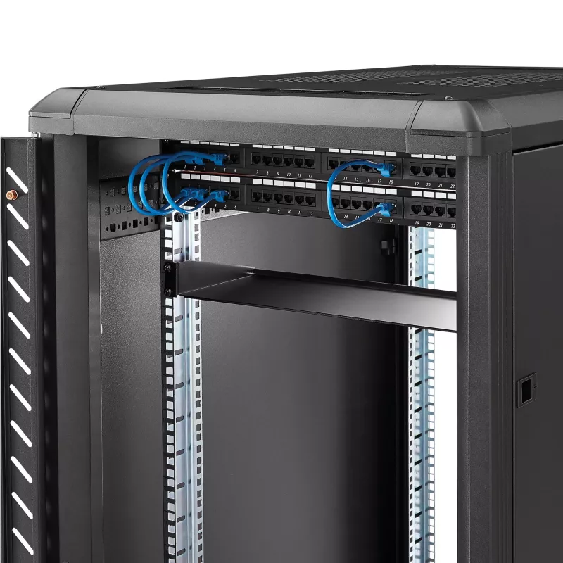 StarTech.com CABSHELF1U 1HE Server-Rack-Fachboden, fester Tragarm-Fachboden für 19-Zoll-Rack/Schrank, 17,7 cm (7 Zoll) tief, 15 kg (33 lb) Tragkraft, mit Käfigmuttern und Schrauben, Schwarz