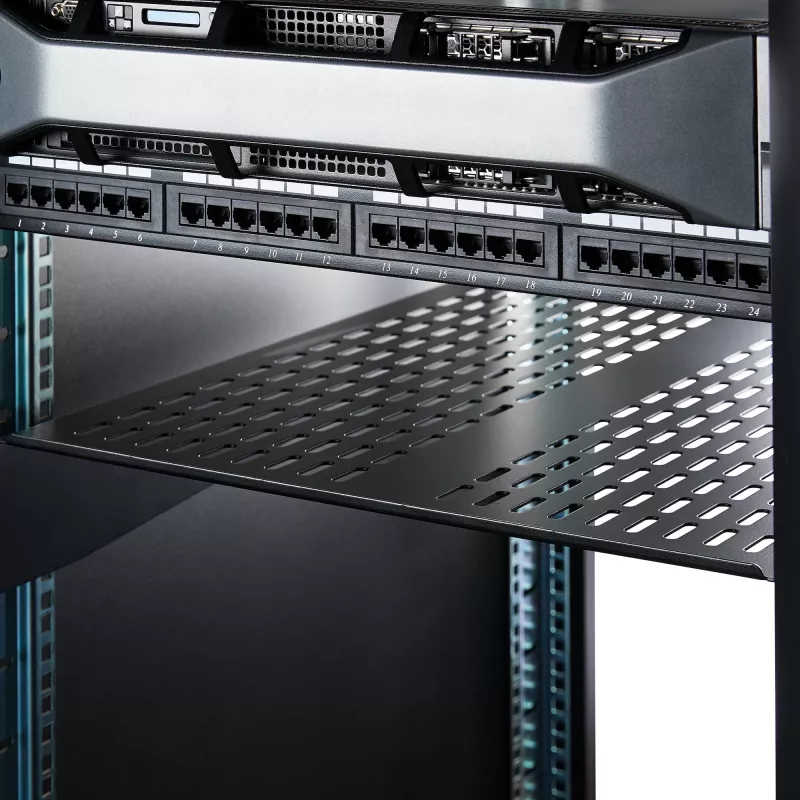 StarTech.com CABSHELF22V 2U belüfteter fest montierbarer Fachboden für Serverschrank, 19″, 22″ (55,9 cm) tief, bis 22 kg, Stahl, schwarz