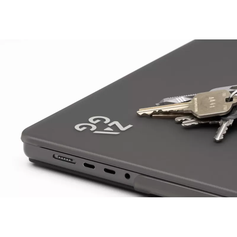 Hardshell Case Zagg für MacBook Pro 14 M3/M2/M1 — Smoke-Finish, aufsteckbare Schutzhülle