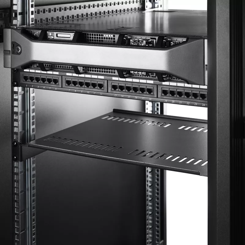 StarTech.com CABSHELF116V2PK 2er-Pack 1HE belüftete Rack-Fachböden, 16 Zoll tief