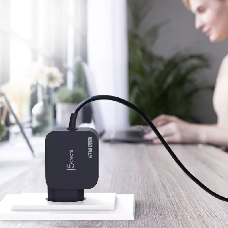 j5create JUP1565DCE3A-EN 67W GaN PD USB-C® Mini-Ladegerät mit 3 Arten von DC-Steckern - EU