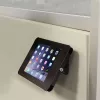 StarTech.com SECTBLTPOS abschließbarer Tablet-Ständer für 9,7-Zoll-iPad, Tisch- oder Wandmontage, Stahl, 100 x 100 mm Montageschnittstelle, Schwarz