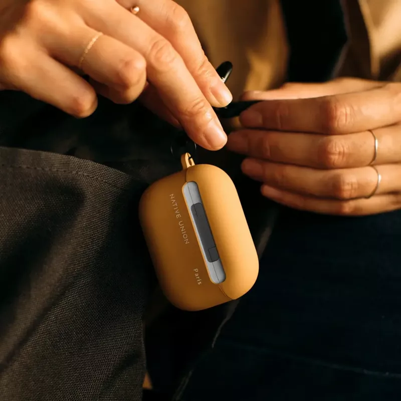 Native Union Roam Hülle für AirPods Pro 2, Aluminium, Polycarbonat, Silikon, Stahl, 16 g, gelb