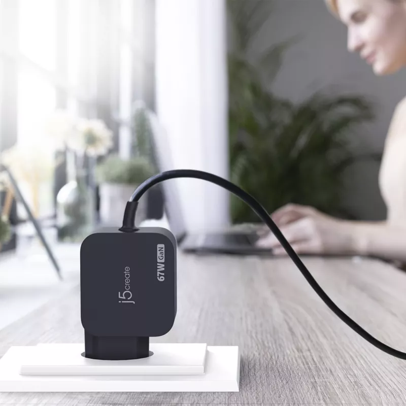 j5create JUP1565DC 67W GaN PD USB-C® Mini-Ladegerät mit 6 Arten von DC-Steckern – EU, Schwarz