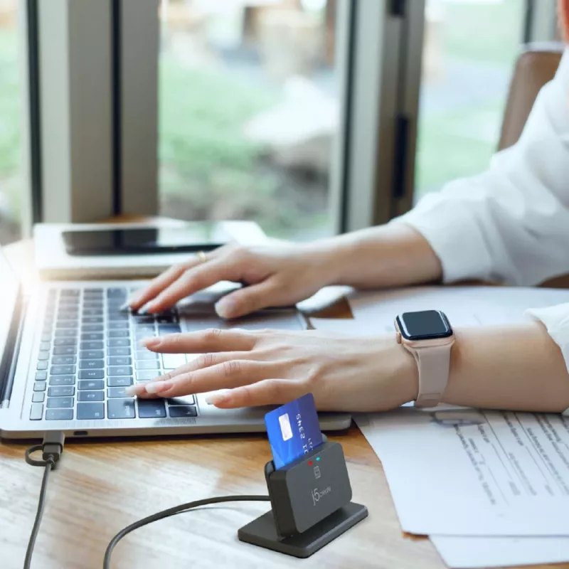 j5create JUR261 USB™ Smart Card / CAC Reader Stand, USB Type-A/USB Type-C, Schwarz, 95 g