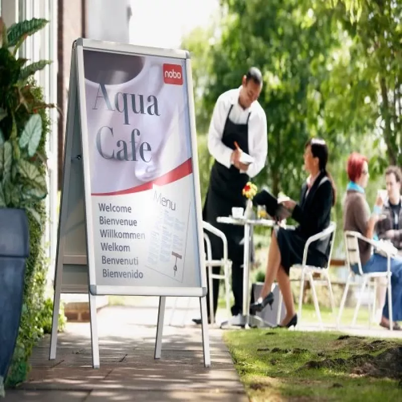 Nobo A1 Plakatständer, Aluminiumrahmen, zwei Klapprahmen, Rückwand aus Stahl, Anti-Reflexfolie