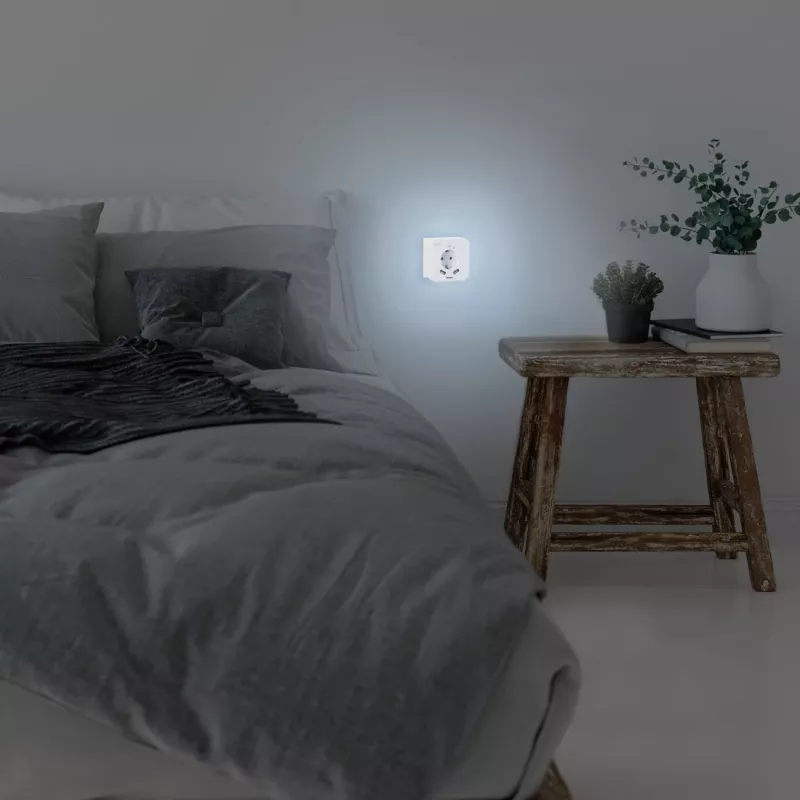 Hama 00223498 LED-Nachtlicht mit Steckdose, 2 USB-Ausgängen, Bewegungs- und Lichtsensor