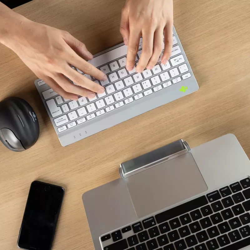 R-Go Tools Ergonomische Tastatur R-Go Compact Break, kompakte Tastatur mit Pausensoftware, QWERTY (UK), Bluetooth, weiß