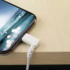 StarTech.com 1 m robustes USB-A-auf-Lightning-Kabel – Weiß 90° abgewinkelt strapazierfähig Aramidfaser USB Typ A auf Lightning Lade-/Sync-Kabel – Apple MFi-zertifiziert – iPhone