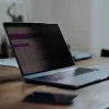 StarTech.com 13,3-Zoll 16:10 Flip-Up Blickschutzfolie mit Touch, blendfreier Blaulichtfilter, Laptop-Bildschirmschutz, +/- 30° Blickwinkel