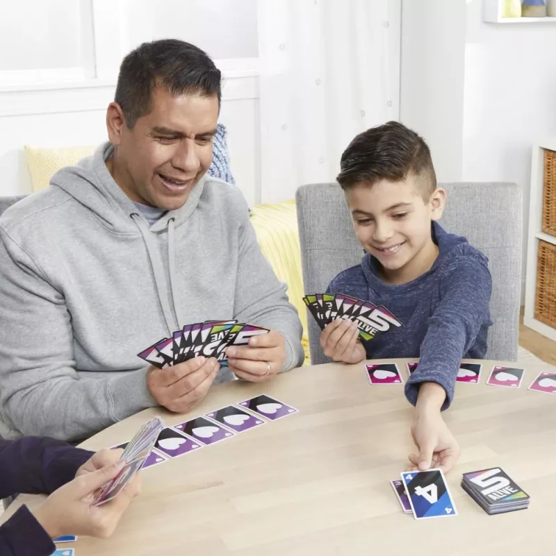 Hasbro Gaming F4205 5 Alive Kartenspiel Sammlerstück