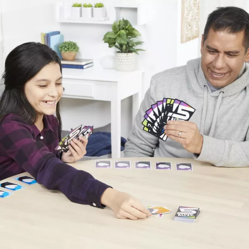 Hasbro Gaming F4205 5 Alive Kartenspiel Sammlerstück