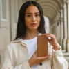 Wallet-Hülle dbramante1928 Lynge für iPhone 13 Pro Max – Tan, 3 Kartenfächer, 6,7-Zoll-Bildschirm