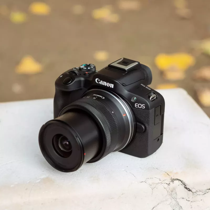 Canon EOS R50 Systemkamera-Kit mit RF-S 18-45mm und RF 75-300mm Objektiven