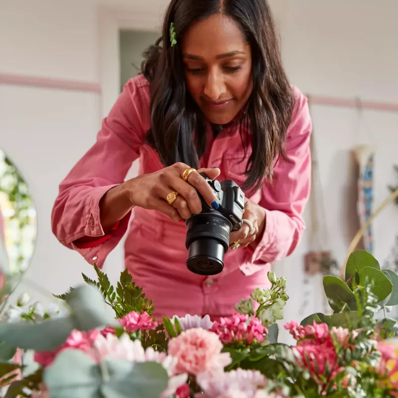 Canon EOS R50 Systemkamera-Kit mit RF-S 18-45mm und RF 75-300mm Objektiven