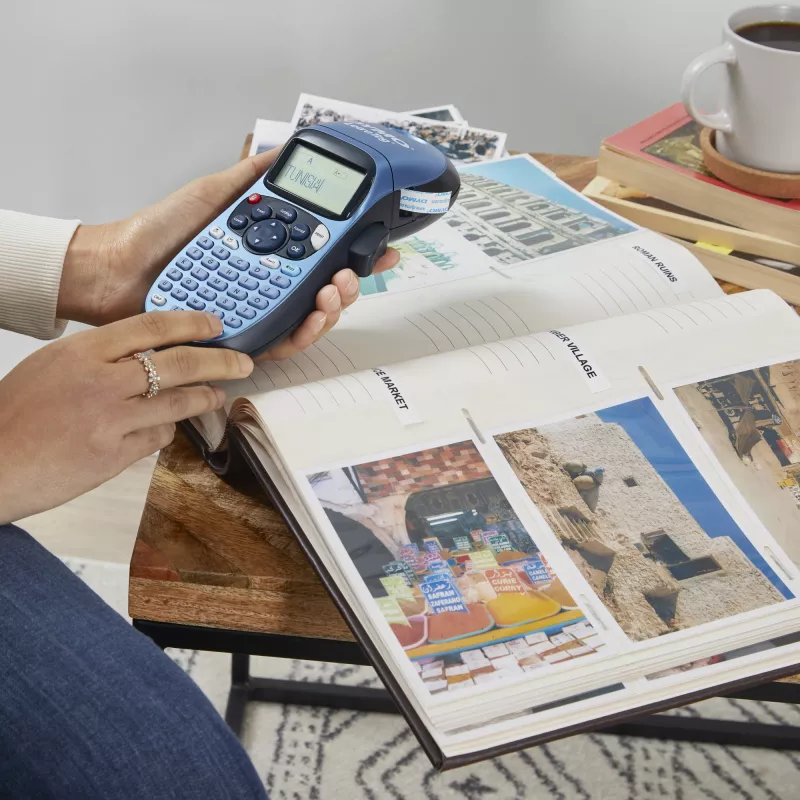 DYMO LetraTag LT-100H Handheld-Etikettiergerät | ABC-Tastatur-Etikettendrucker mit leicht lesbarem 13-Zeichen-LCD-Bildschirm | für Zuhause oder Büro | Blau
