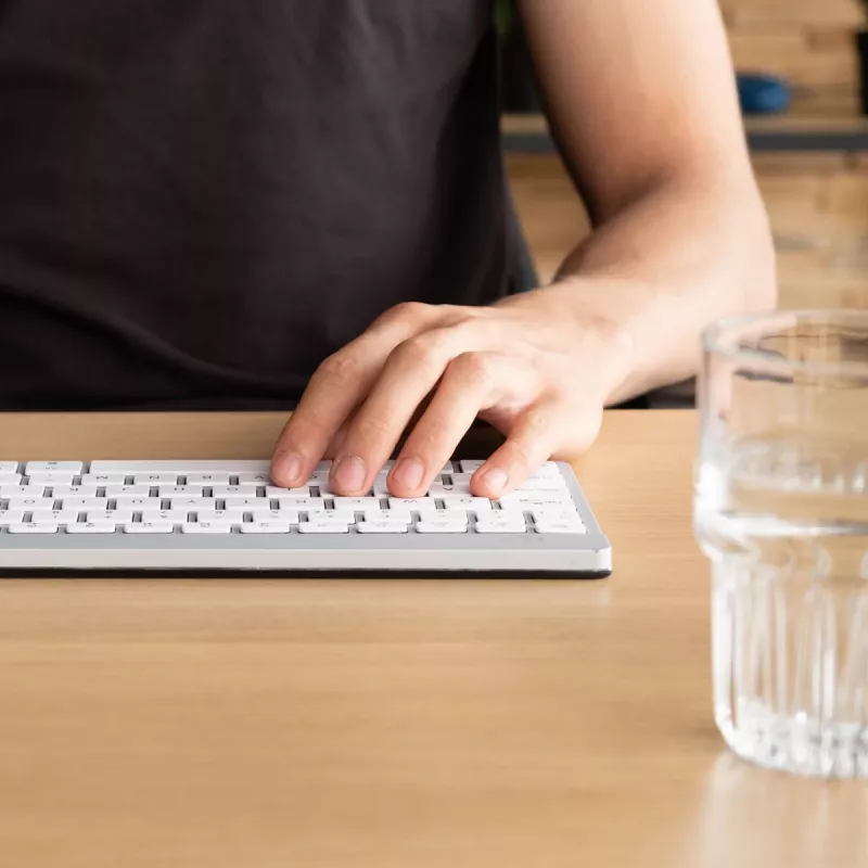 R-Go Tools Ergonomische Tastatur R-Go Compact Break, kompakte Tastatur mit Pausensoftware, QWERTZ (CH), Bluetooth, Weiß