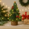 LEAN Dekorativer Weihnachtsbaum auf Stamm mit roten Vogelbeeren 26 x 12 cm